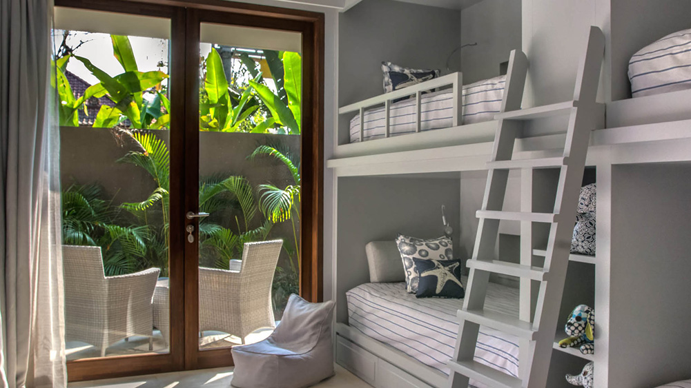 Seseh Beach Villa II - Kids bedroom and terrace